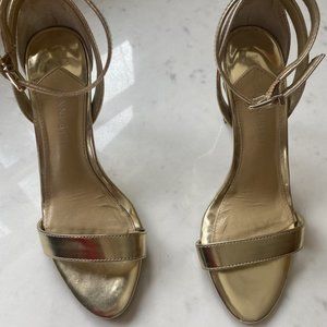 Gold strappy Gianni Bini heels, size 6M